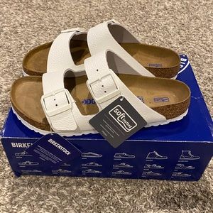 New Birkenstock Women’s Arizona BS in White Sz 40 (Sz 9 US). MSRP is $140.
